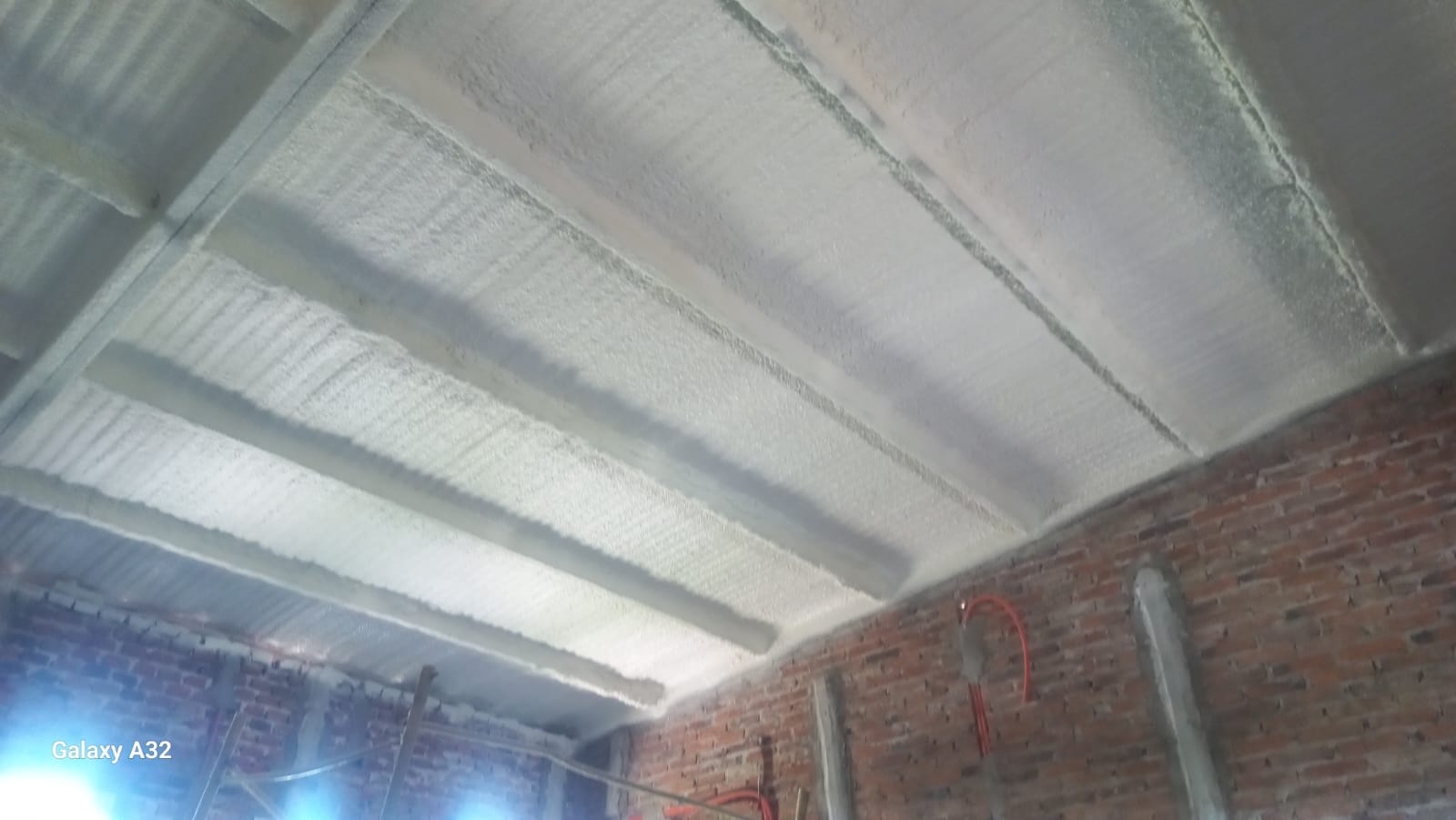 Aislación de techo en obra de San Justo